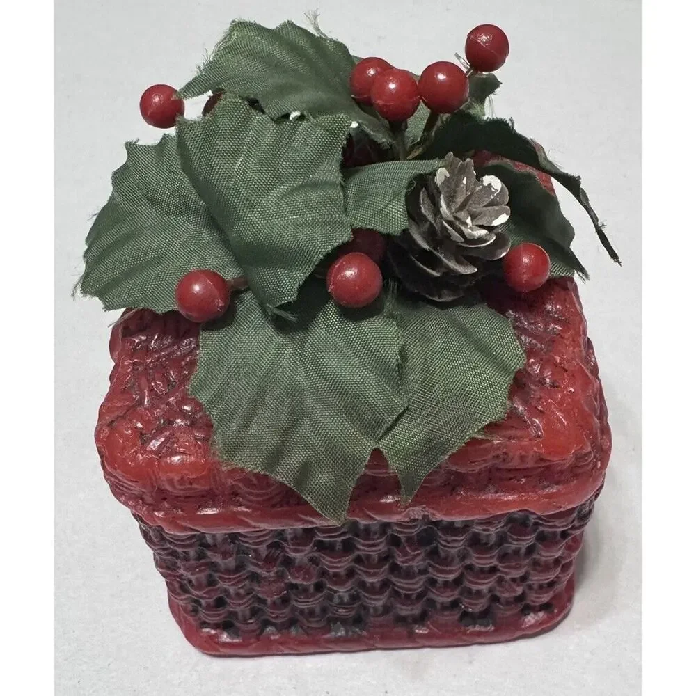 Vintage Holly Berry Basket shaped candle Christmas 1984 Wax square box w/ lid‎